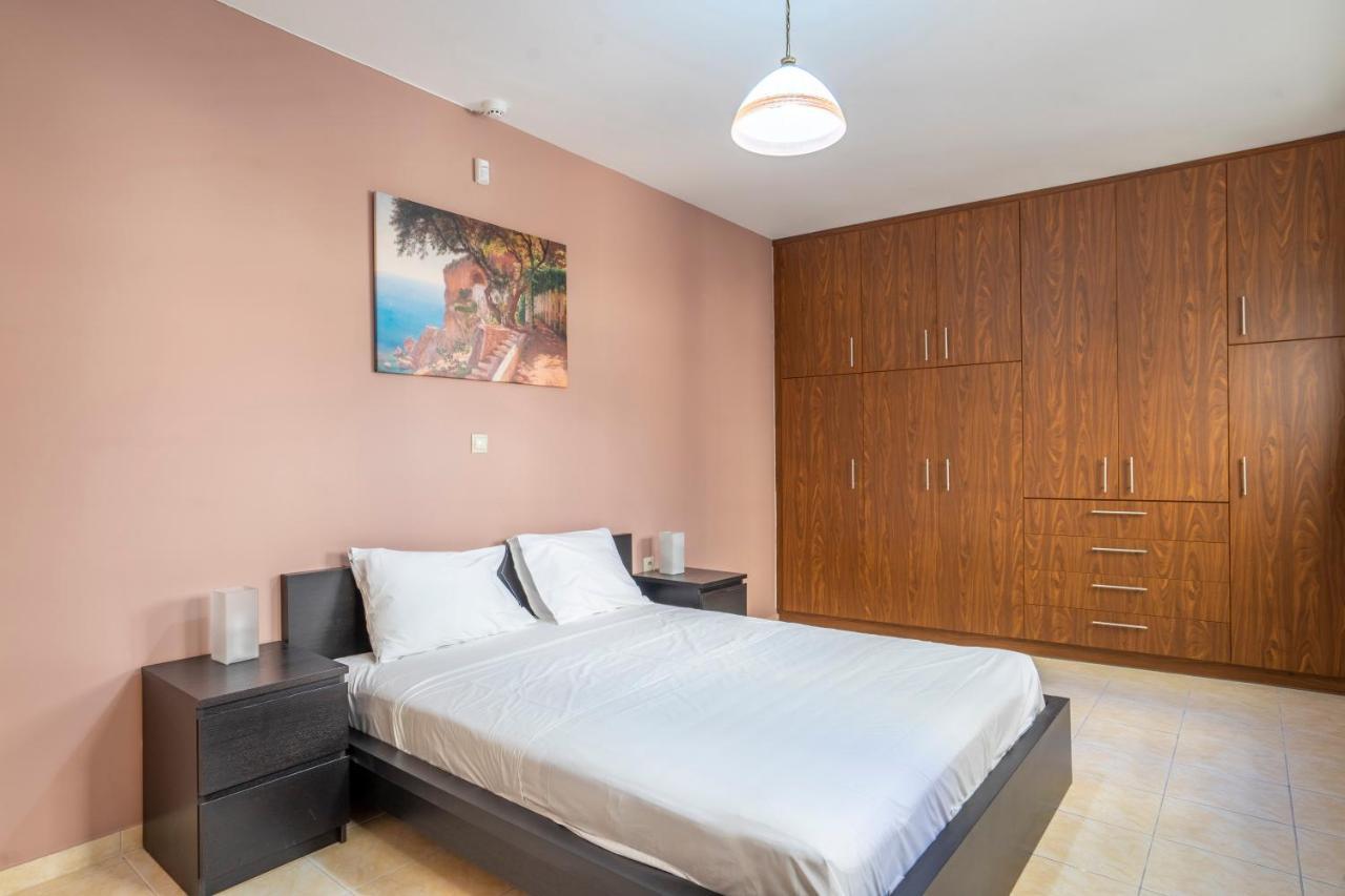 2 Bedroom Renovated Apartment With A View Atenas Exterior foto