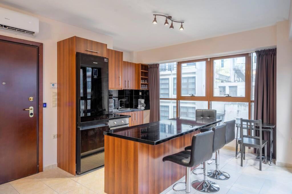 2 Bedroom Renovated Apartment With A View Atenas Exterior foto